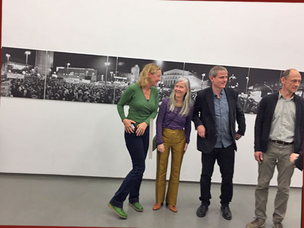 Vier der Künstler vor dem Montagsdemo-Foto Leipzip 30.10.89 - Eva Bertram, Ina Schröder, Bertram Kober, Arne Reinhardt - v.l.n.r. (Foto: Anne Schüchner)