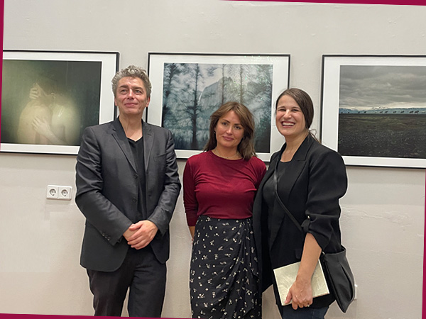 vlnr.: Kurator Thomas Gust, Fotografin Hannah Modigh, Galeristin Ana Druga (Foto: Anne Schüchner)