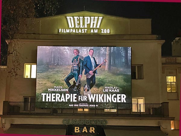 Delphi mit Filmplakat "Therapie für Wikinger" (Foto: AS)