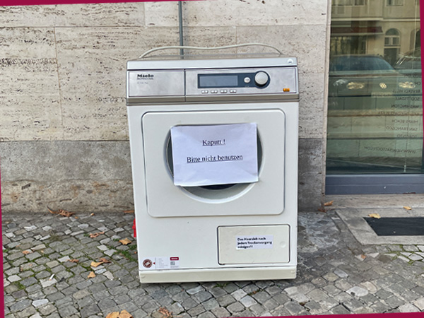 Waschmaschine auf dem Bürgersteig (Foto: AS)