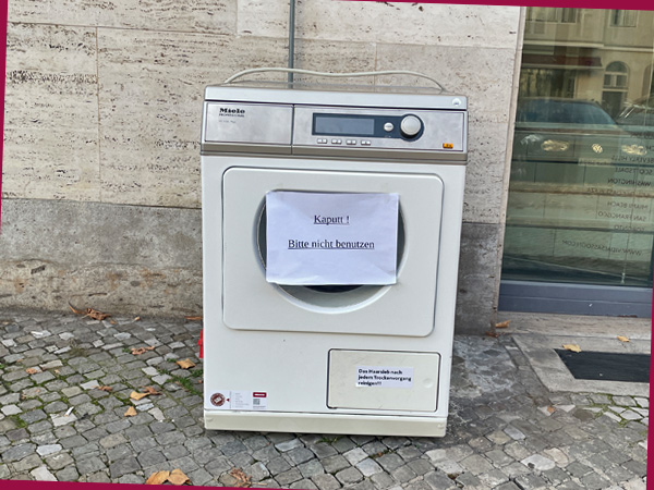Waschmaschine auf dem Bürgersteig (Foto: AS)