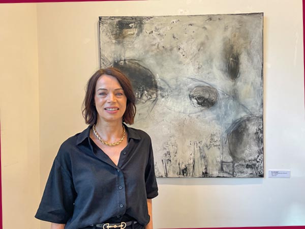 Ina Münch vor ihrer Arbeit "Stonehenge I" (Foto: Anne Schüchner)