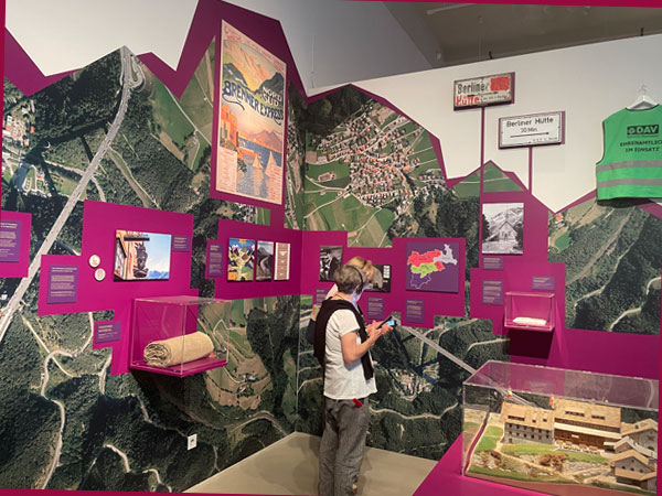 Blick in den ersten Ausstellungsraum "Die Berge Tirols" (Foto: AS)