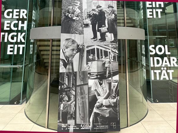 Fotosäule zur Ausstellung "Ein Koffer in Berlin" im Foyer des Willy-Brandt-Haus (Foto: AS)
