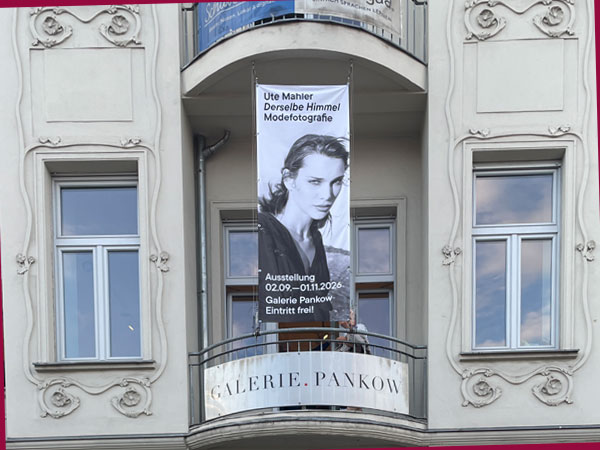 Galerie Eingang mit darüberliegendem Balkon (Foto: AS)